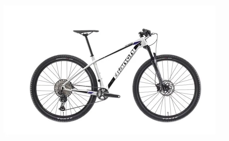 La BICICLETA BIANCHI NITRON 9.4 XT 2025 ofrece ligereza y precisión para el cross-country. Su cuadro de carbono y geometría reactiva garantizan eficiencia en cada pedaleo