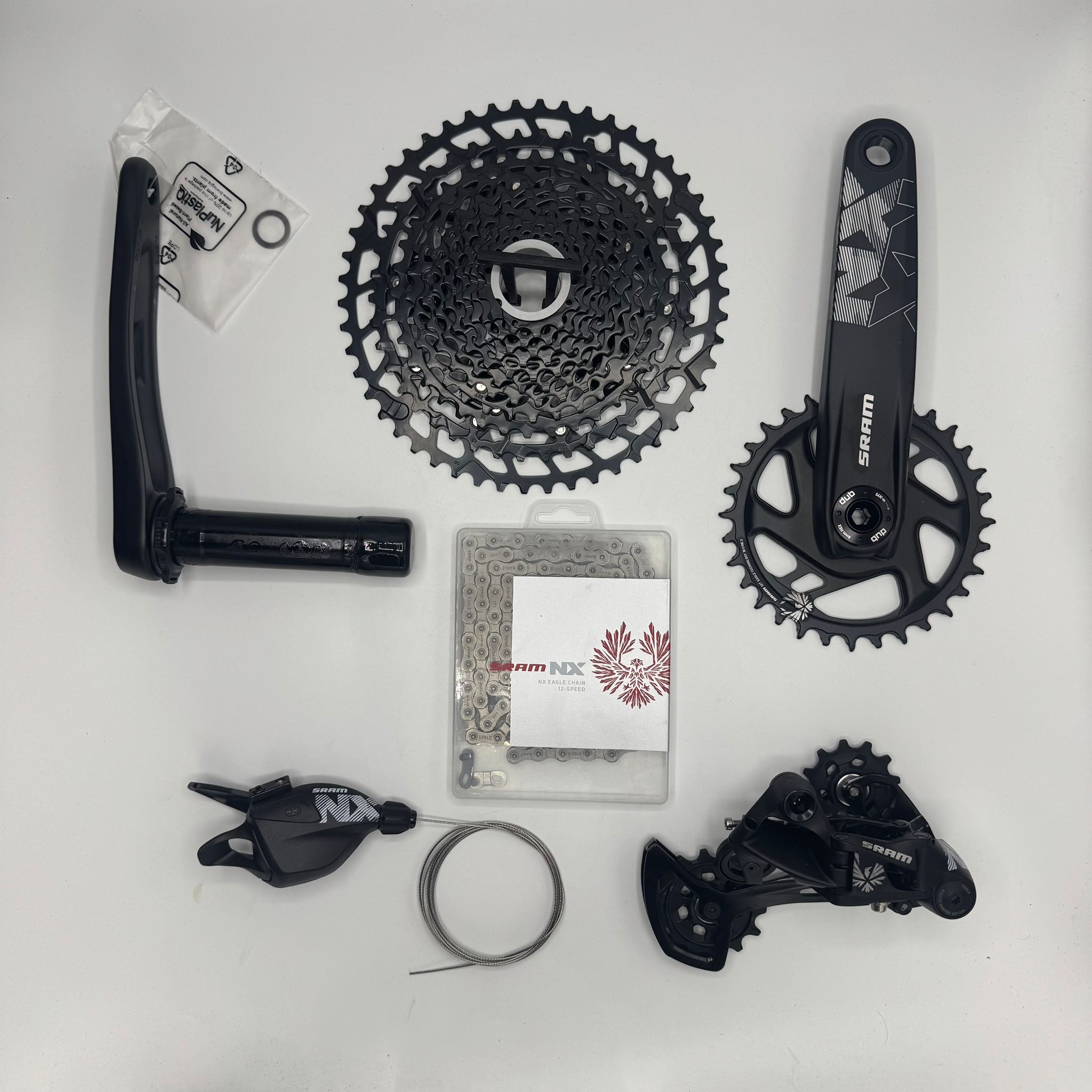 Grupo completo Sram NX Eagle DUB. La tecnología Eagle revolucionó la experiencia de la bicicleta de montaña al ofrecer a los conductores una solución de tren motriz 1x diseñada específicamente para ser liviana, fuerte e intuitiva, con la gama de engranajes para circular en cualquier terreno. La transmisión NX Eagle es la última incorporación al ecosistema Eagle  1x, y comparte tecnologías con las transmisiones XX1, X01 y GX, lo que la hace compatible al 100% con el ecosistema Eagle . NX Eagle ofrece una entrada fácil que traerá el beneficio de la gama Eagle y el rendimiento de Eagle a más usuarios que nunca.