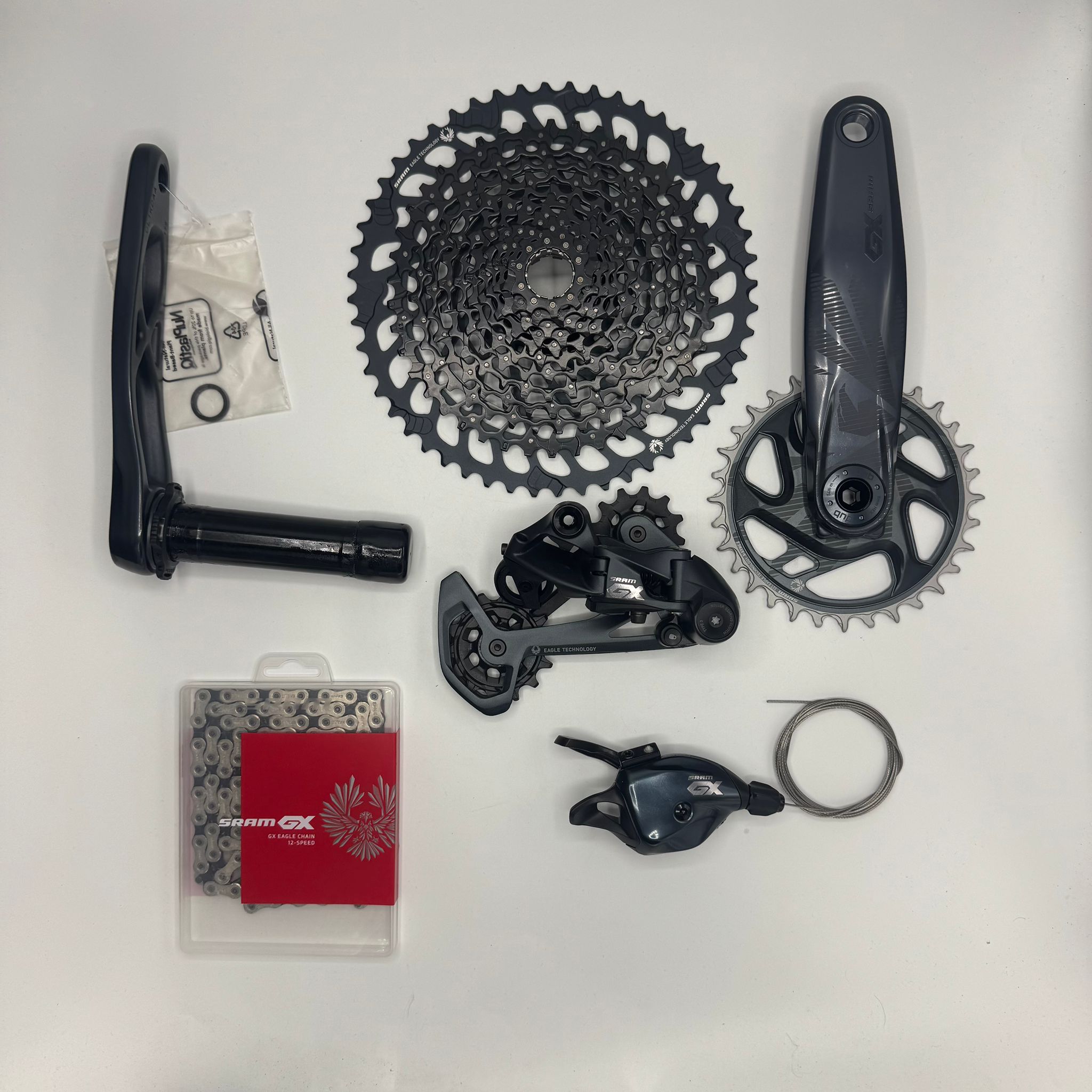 Grupo completo Sram GX Eagle DUB. Las transmisiones SRAM Eagle son las únicas transmisiones 1x que están totalmente diseñadas por el sistema para un rendimiento óptimo. Las transmisiones Eagle  están diseñadas, probadas y probadas para ofrecer los sistemas más livianos, de mayor rendimiento y más duraderos para todos los corredores en cualquier camino.