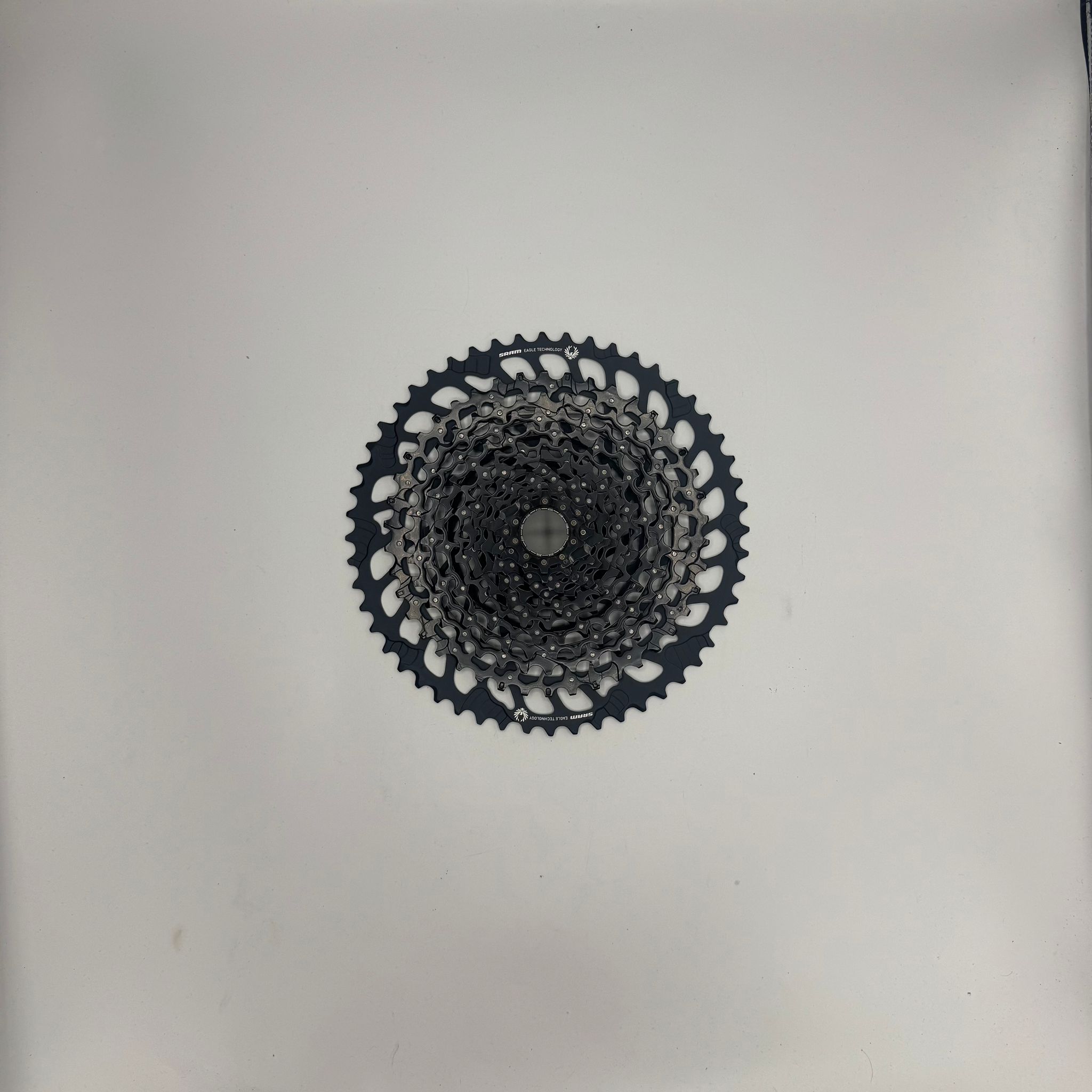 El cassette Sram XG-1275 GX Eagle de 12 velocidades tiene las mismas tecnologías que los cassettes XX1 y X01, pero a un precio mucho más económico.