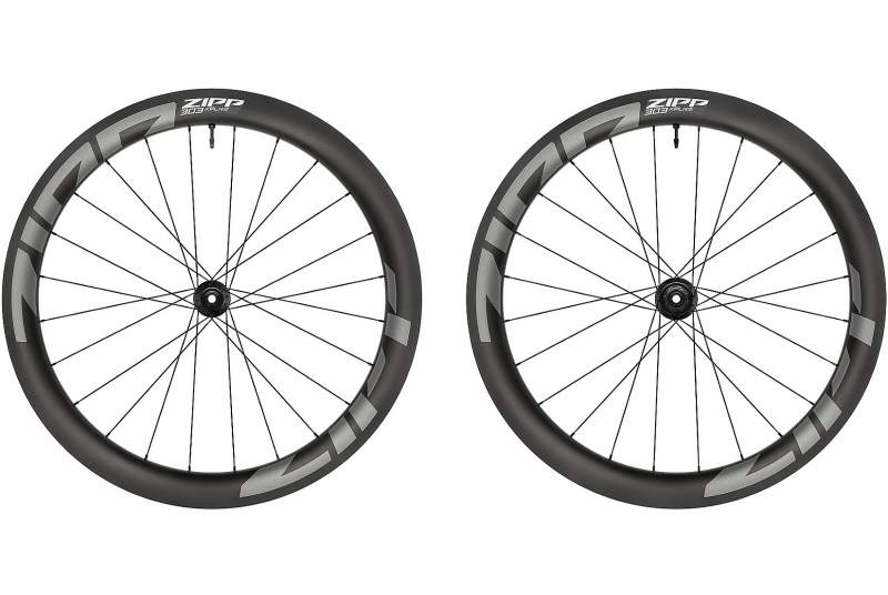 El par de ruedas Zipp 303 S Disc Carbon para tubeless le brinda a los ciclistas de hoy la versatilidad que exigen con la velocidad que anhelan. Ampliando enormemente su herencia de conquistar los Spring Classics, esta rueda mantiene su profundidad de llanta de 45 mm ideal para cada terreno, pero agrega un ancho interno significativamente más amplio para brindar un mayor rendimiento y calidad de conducción en casi todas las formas medibles. Las bicicletas de carretera son más versátiles que nunca, sin importar la superficie de la carretera, pero tan rápidas como antes. La 303 ofrece un perfil y un diseño de llanta completamente nuevos para optimizar el rendimiento del ciclista en esta nueva generación de bicicletas. Se encuentra entre las ruedas más ligeras, optimizado para un rendimiento aerodinámico superior con un neumático de 28 mm, pero capaz de manejar neumáticos de grava de hasta 50 mm de ancho. También presenta una estética completamente nueva, que distingue al ciclista del resto, y tiene un precio atractivo.